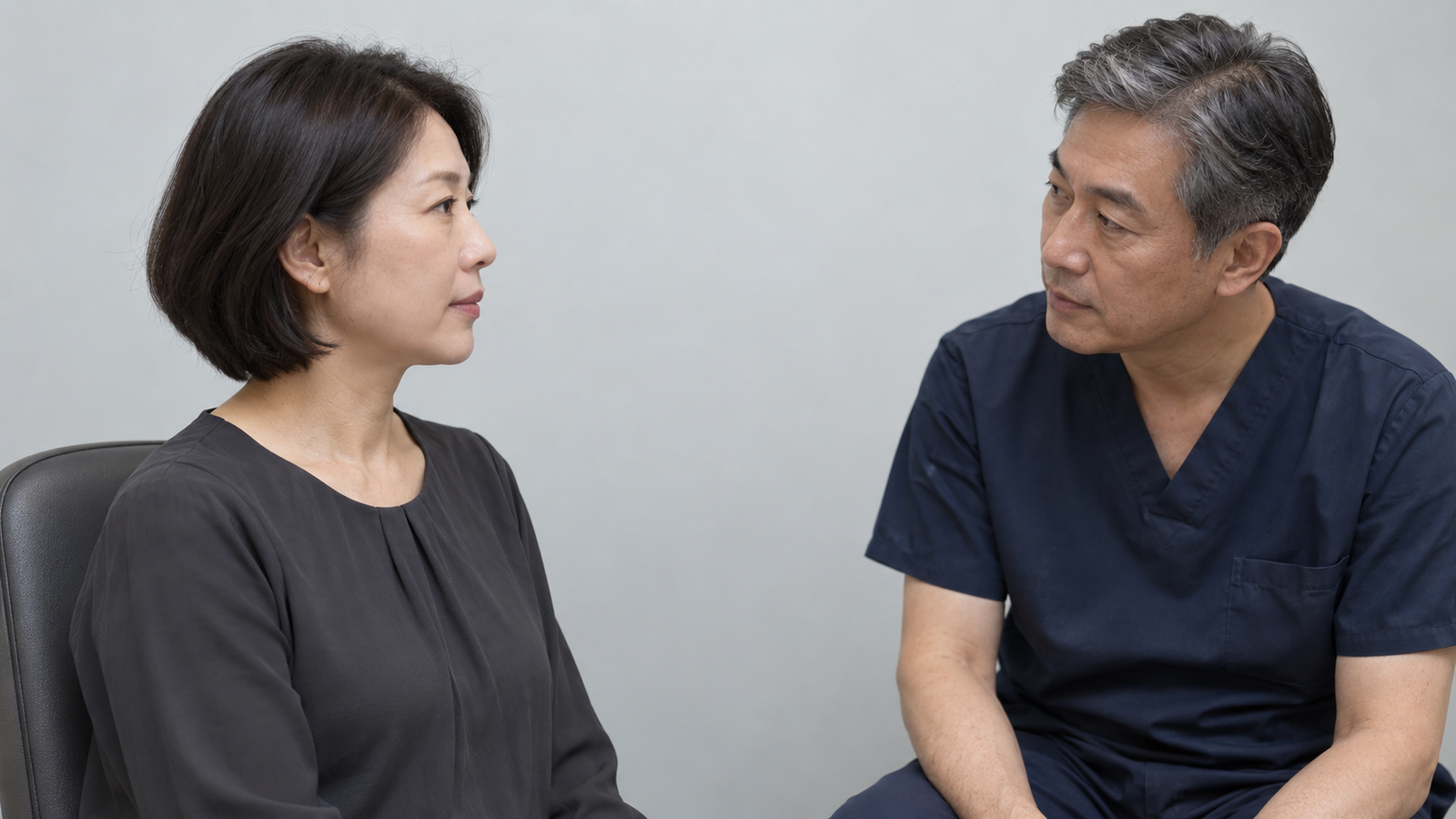 고객의 입 주변을 살피는 의료진 역할 인물